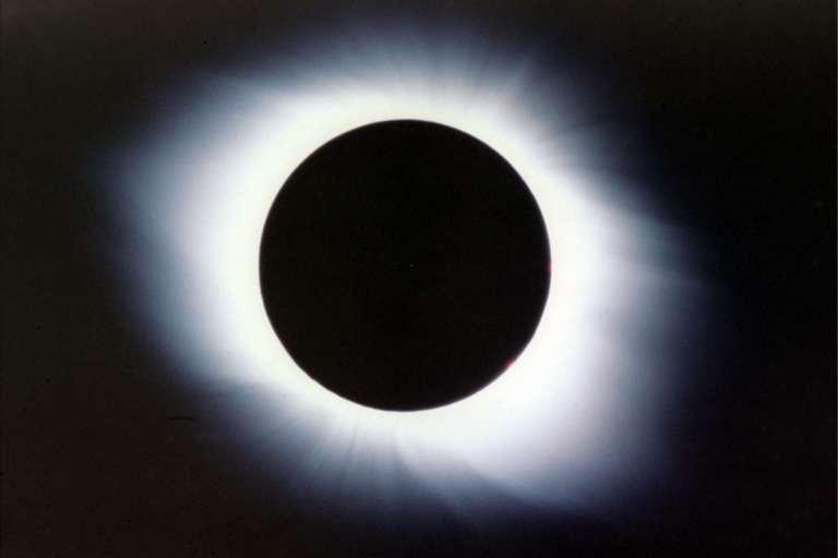 eclips2-H.jpg (15064 bytes)